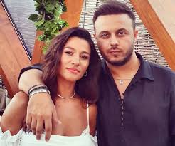 Deși cei doi teoretic nu mai erau împreună, un în speranța că nimeni nu se va prinde de mișcarea lor, gabi bădălău și bianca drăgușanu au plecat pe ascuns în vacanță. ReacÈ›ia Claudiei PÄƒtrÄƒÈ™canu DupÄƒ Ce Bianca DrÄƒguÈ™anu È™i Gabi BÄƒdÄƒlÄƒu S Au DespÄƒrÈ›it Vedete Libertatea Pentru Femei