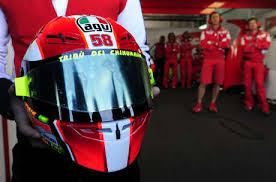 Il grande campione di motogp ha messo all'asta su charitystars.com la possibilità di. Valentino Rossi To Feature A Permanent Tribute To Simoncelli On His 2012 Race Helmet Valentino Rossi Helmets