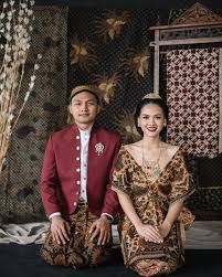 Mengusung adat jawa klasik dengan latar tugu yogyakarta, prewedding yang digelar oleh pasangan mas pur dan dwinda tersebut terlihat sangat romantis lho! Pin Di Looks