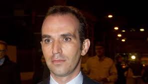 En estados unidos, el matrimonio por papeles para sacar la tarjeta de residencia es un fraude migratorio que se puede denunciar anónimamente. Gianpaolo Tarantini Sposo A Roma Focolaio Covid Alle Nozze Virgilionotizie