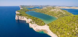 Izlet počinje s pićem dobrodošlice i doručkom na brodu (sendvič). Der Nationalpark Kornati Visit Sibenik