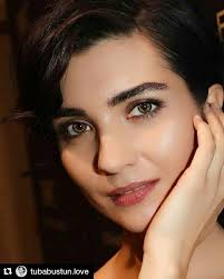 Büyüküstün, doğal halini sosyal medya sayfasından takipçileriyle paylaştı. Pin Auf Tuba Buyukustun