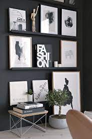 Hang a wooden farm sign with authentic textures. Paredes Escuras Black Painted Walls Decor Interior