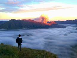 Di samping lukisan pemandangan terdapat juga lukisan salah satu dewa dalam agama hindu yang menurut keterangan pak suliono dibeli ketika berwisata ke pulau bali. Gunung Bromo Jawa Timur Sunrise Terbaik Di Dunia Ini Ada Dari Jawa Timur