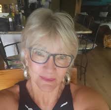 Who can install and remove laminate flooring for approximately 1000 sq feet  in early June?