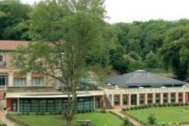 La double orientation thérapeutique, rhumatologie et voies respiratoires, bénéficie de ces eaux très profondes (1500 m) chargées. Mini Cure Evaux Les Thermes A Evaux Les Bains Etablissement Thermal