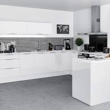 Pour l'inclure dans une ambiance léchée, mieux vaut donc privilégier le blanc sur les aménagements. Quel Plan De Travail Choisir Pour Une Cuisine Blanche Blog But