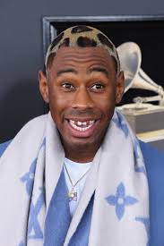 Tyler, the creator is an american musician in all aspects, including producing, directing music videos as well as writing and performing as an artist. Tyler The Creator Schlaft Hinterm Steuer Ein Und Rast Mit Tesla In Parkendes Auto