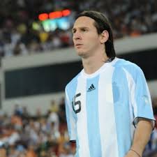 حقق ليونيل ميسي لقب ذات الأذنين مع برشلونة في أربع مناسبات، أولها في 2006 وآخرها 2015، ولا تزال أحلامه بمعانقة. Lionel Messi Odds For Golden Boot Top Goal Scorer At 2014 World Cup