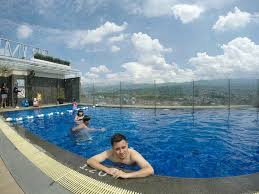Ada banyak pilihan hotel di bandung dengan fasilitas kolam renang yang memadai. 13 Hotel Di Pusat Kota Bandung Dengan Kolam Renang Rooftop Dan City View