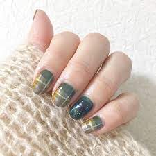 グリーン系 の チェックネイル にしてみました 縦横にラインを引いた普通のチェックネイル 面倒くさかったのでフリーハンド ﾟ ﾟ チェック部分は ネイルホリック の カーキ と アート用ゴールドラメ 爪先の横ラインに paネイ nails instagram posts