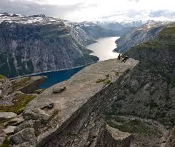 Der preikestolen über dem lysefjord in der norwegischen region hordaland gehört nicht ohne grund zu den. Trolltunga Wikipedia