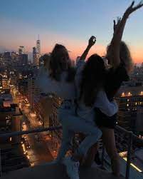 Aesthetic New York City With Friends Picture Photography Idea Inspo At Night Friend Pictures Best Friend Pictures Photo