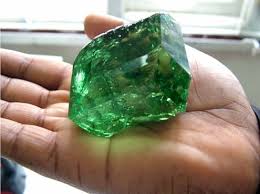 Weighing In At 325 14 Carats And Priced Well Over Two Million Dollars This Extraordinary Tsavorite Is One Of The Larges Stones And Crystals Crystals Gemstones