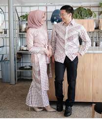 Model baju brokat pesta modern ini biasanya dipakai dengan model busana terusan ataupun ada juga model baju brokat yang terpisah yaitu berupa model baju brokat atasan dan rok. 45 Model Batik Couple Modern Modis Kombinasi 2020