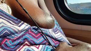 電車の中で乳首遊び...やめられない 😈🔥