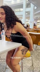 Larissa e Rafela Sumpani tirando a calcinha na praça de alimentação -  Xvideos Putaria