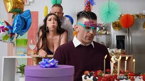 BRAZZERS ¡El hermano de mi marido me folla el culo en su cumpleaños! -  Chloe surrealista
