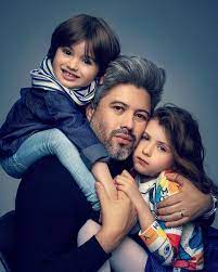 I suoi capelli sono diventati lunghi e, soprattutto, rosa. Everton Rosa Familia E A Maior Riqueza Aqui Na Terra Facebook