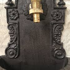 Les plaquettes de parement en pierre sont parfaites à cette fin, mais il y a plein d'autres matériaux que vous pouvez utiliser tels que la brique, les parpaings et même le bois. Fontaine Murale Avec Robinet Laiton Marron De Jardin 40 Cm L Originale Deco