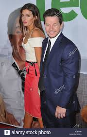 As of 2021, mark wahlberg's net worth is estimated to be $300 million. Mark Wahlberg Frau Rhea Durham An Ted Premiere Auf Der Chinese Theatre In Los Angeles Mark Wahlberg Frau Rhea Durham 21