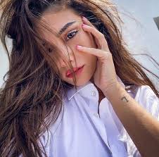 Paola Maria: Erfolgreiche Influencerin und Top Creator bei HEY ALLY