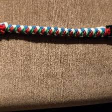 Here, you will simply core jump back to the long piece, giving it a somewhat seamless loop in the braid. How To Tie A 4 Strand Paracord Braid With A Core And Buckle 14 Steps With Pictures Instructables