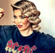 Relația dintre frumoasa prezentatoare și celebrul solist este una de notorietate, însă cei doi momentan nu ar vrea să dezvăluie nimic cei doi, nici lor nu le vine să creadă, sunt extrem de emoționați. Gina Pistol Insarcinata In Sase Luni Cum Arata Si Ce Pofte Are As Bea Bors