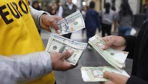 Hoy el dólar anotó una subida de 0,72% en el mercado interbancario. Dolar En Peru Tipo De Cambio Cerro Levemente A La Baja Este Jueves 29 De Octubre De 2020 Ocona Compra Venta Sbs Interbancario Cotizaciones Casa De Cambio Economia El Comercio Peru