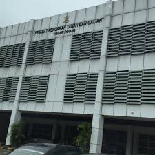 Pejabat pembuat akta tanah/notaris dan kepala kantor yang membidangi pelayanan lelang negara melaporkan pembuatan akta atau risalah lelang perolehan hak atas tanah dan/atau bangunan kepada kepala daerah paling lambat pada tanggal 10 (sepuluh) bulan berikutnya. Pejabat Tanah Dan Galian Pahang Kuantan Pahang
