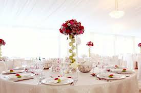 Inneneinrichterin nuria alia arrangiert blumen und pflanzen in unterschiedlichen vasen © pepe leal tischdekoration mit blumenkohl auf dem tisch von pepe leal. Tischdeko Hochzeit Die Besten Tipps Ideen Fur Zauberhafte Hochzeitstische