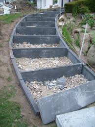 Einfache Kostengunstige Hangtreppe Garten Stufen Garten Garten Landschaftsbau