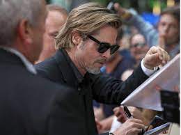 Sfumatura stellata stelle concentriche sui tuoi . Brad Pitt Lezione Di Bellezza E Ringiovanimento Ai 50enni Corriere It