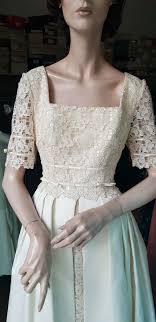 Il vintage è sempre di moda, ci piacerà sempre scegliere abiti che riprendono periodi storici e della moda che abbiamo particolarmente amato e quindi perchè non farlo nel giorno del matrimonio? Abito Sposa Vintage Abbigliamento Vestiti E Accessori Di Moda Kijiji Annunci Di Ebay