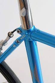 シートピラー部分のラグもブランド名が刻印されたオリジナル 自転車 シート ラグ