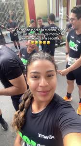 A Mulher Pegando Carona Na Moto Na Corrida