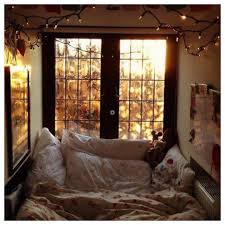 Relax The Weekend Is Upon Us And This Would Be The Perfect Friday Evening Relaxation Room Perfect For Relaxing And Readin Bed Nook Aesthetic Bedroom Home