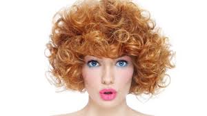 Sui capelli lavati ed asciutti, bisognerà iniziare ad arrotolare delle ciocche intorno alla piastra per pochi secondi. Hai I Capelli Corti E Mossi Ecco Come Tagliarli