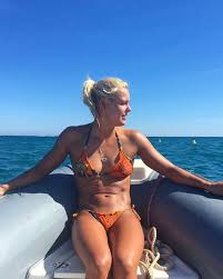 Gold medalist sharon van rouwendaal of the netherlands poses. Van Rouwendaal Viert Vakantie Lord Bendtner Op Festival Foto Ad Nl