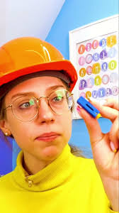 Lasten autot ja rekat. McQueen opettaa Kuormuri Leoa. Uusi video lapsille. 