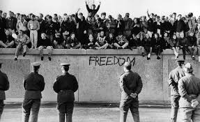 En las primeras horas del 13 de agosto de 1961, cuando los berlineses dormían, la rda comenzó a construir cercos y barreras para sellar las . Que Es Muro De Berlin Su Definicion Y Significado 2021