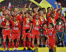 Desde la salida del equipo desde su lugar de concentración hasta el gol de carlos sierra que selló la victoria ante el junior, este es el paso a paso de cómo el conjunto escarlata se consagró frente a su hinchada tras once años de espera. Hincha Escarlata America Campeon De La Liga Aguila1 Rcn Radio