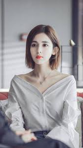 Nữ diễn viên diện váy đỏ cúp ngực quyến rũ, khoe vai trần gợi cảm. Cá»• Lá»±c Na Trat Ä'áº¹p Cháº³ng Kem Ä'á»‹ch Lá»‡ Nhiá»‡t Ba NhÆ°ng Diá»…n Xuáº¥t Va Ä'á»i TÆ° Láº¡i Khiáº¿n Fan Phiá»n Long Ä'áº¿n Váº­y