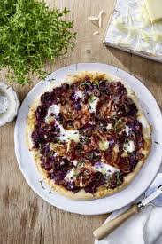 Rotkohlpizza Mit Ziegenfrischkase Und Datteln Rezept Rezepte Essen Und Ziegenfrischkase