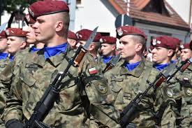 15 sierpnia w rocznicę bitwy warszawskiej z 1920 roku obchodzimy święto wojska polskiego oraz kościelne święto wniebowzięcia najświętszej maryi panny. Swieto Wojska Polskiego