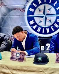 Los Marineros de Seattle marcaron un hito al firmar por 2.2 millones de  dólares al jardinero dominicano Juan Rijo, un prometedor talento de apenas  17 años, oriundo de Higüey, considerado entre los