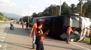 Eksiden bas kereta gua musang. Bas Ekspres Terbalik Pemandu Parah