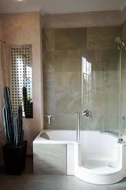 Die dusche zum baden nimmt den platz einer. Badausstellung Potsdam Bathroom Shower Stalls Shower Tub Shower Tub Combination