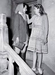Olivia De Havilland Visits Sister Joan Fontaine On Set 1940s Actrices Nostalgia Cine