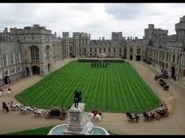 Le château est célèbre pour son architecture et parce qu'il est l'une des résidences de la famille royale britannique. Angleterre Chateau Royal De La Ville De Windsor Youtube